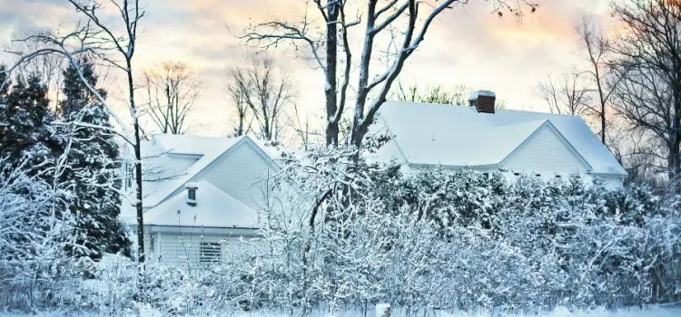 Comment protéger son toit à l’arrivée de l’hiver ?